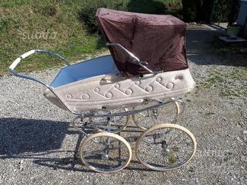 Carrozzina vintage marca Peg restaurata