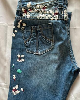 Pantaloni desigual con stampa fiori