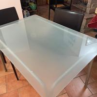 Tavolo in vetro e 4 sedie similpelle