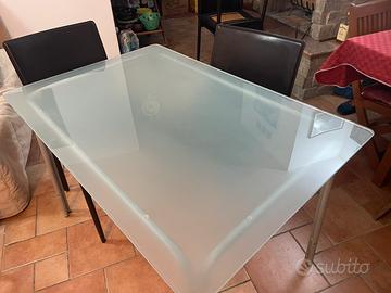 Tavolo in vetro e 4 sedie similpelle