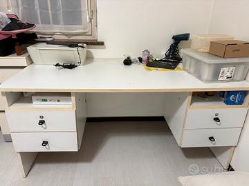 Scrivania bianca