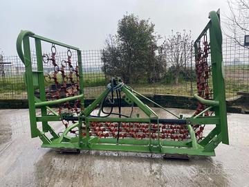Trattore erpice a strascico per prati