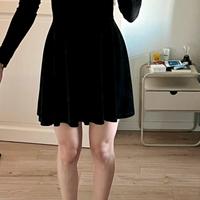 Vestito in velluto con scollo sulla schiena