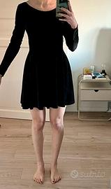 Vestito in velluto con scollo sulla schiena