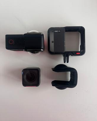 Insta360 ONE RS Twin Edition con accessori