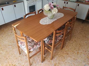 Tavolo in formica con sedie in legno