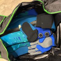 Muta subacquea blu e guanti