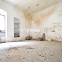 Soluzione indipendente da ristrutturare con vano a