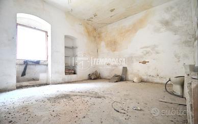 Soluzione indipendente da ristrutturare con vano a