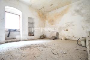 Soluzione indipendente da ristrutturare con vano a