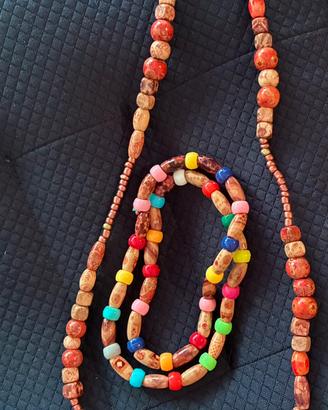 Collana perline legno e plastica artigianale