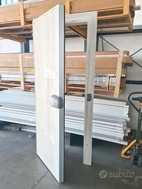 porta a battente con cornice usata