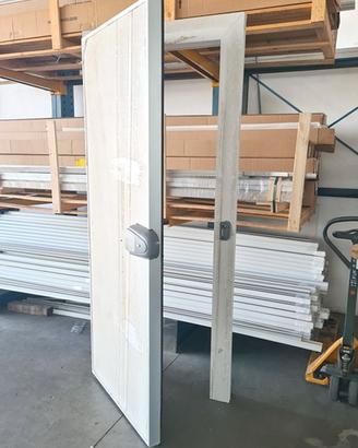 porta a battente con cornice usata