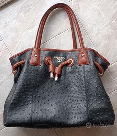 Borsa a spalla nera con rifiniture marroni