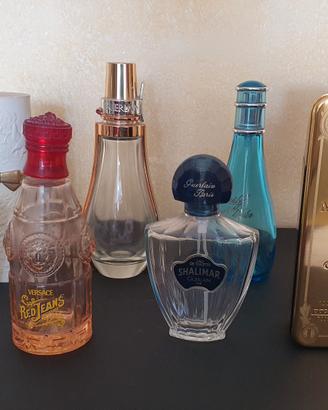 Collezione bottiglie di profumo vuote