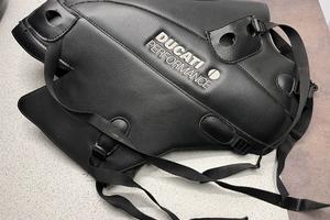 Copriserbatoio e borsa DUCATI PERFORMANCE
