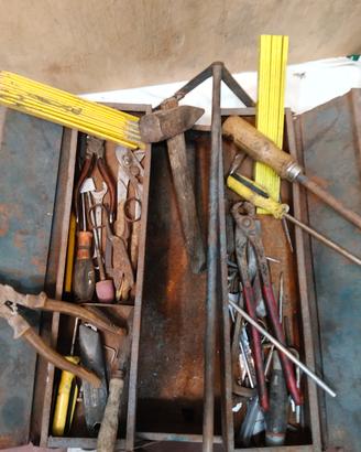 Cassetta attrezzi vintage in ferro