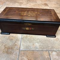 Scatola in legno intarsiato