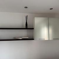 Pensile moderno con ante vetro + 2 mensole