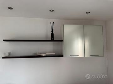 Pensile moderno con ante vetro + 2 mensole