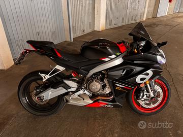 APRILIA RS 660 2022 NERA – 16.000 KM – ACCESSORIAT