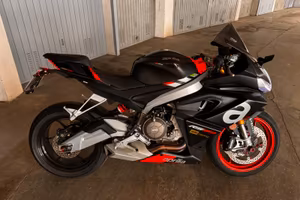 APRILIA RS 660 2022 NERA – 16.000 KM – ACCESSORIAT