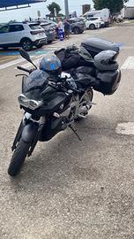Moto naked con allestimento tourer