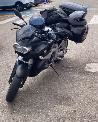 Moto naked con allestimento tourer