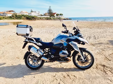 BMW R 1200 GS con valigie laterali vario