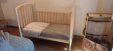 Lettino in legno con sponde e accessori