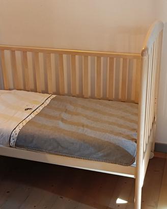 Lettino in legno con sponde e accessori