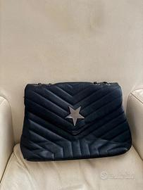 Borsa in pelle a spalla o tracolla.