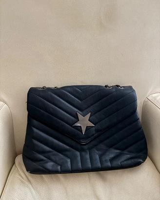 Borsa in pelle a spalla o tracolla.