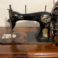 Antica macchina da cucire con mobile originale