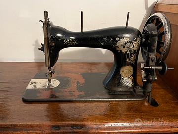 Antica macchina da cucire con mobile originale