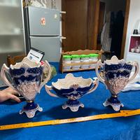 Vasi decorati in rilievo