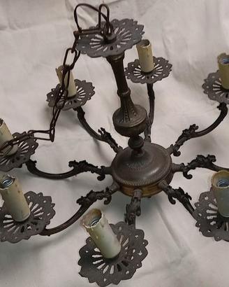 LAMPADARIO DEGLI ANNI ‘60 IN BRONZO A OTTO LUCI