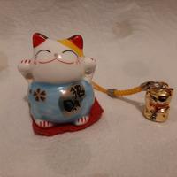 Due gatti portafortuna cinesi e giapponesi 