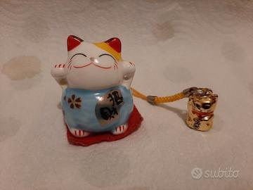 Due gatti portafortuna cinesi e giapponesi 