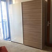 armadio con ante scorrevoli