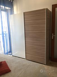 armadio con ante scorrevoli