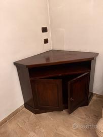 Mobile angolare in legno color noce con ante
