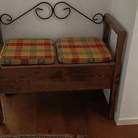 Panca contenitore con cuscini, in arte povera 