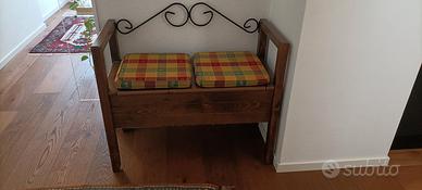 Panca contenitore con cuscini, in arte povera 