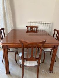 tavolo di fattura artigianale in noce e radica.