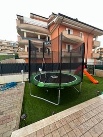 Trampolino saltasalta con rete di sicurezza