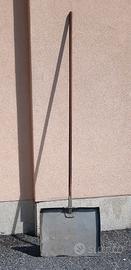 Pala vintage per spostare braci/rimuovere cenere