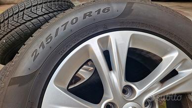 4 cerchi in lega con Pirelli Scorpion 215