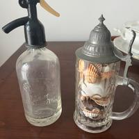 Palette in plastica per caffè e bottiglie vintage