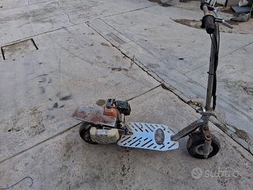 Monopattino con motore benzina